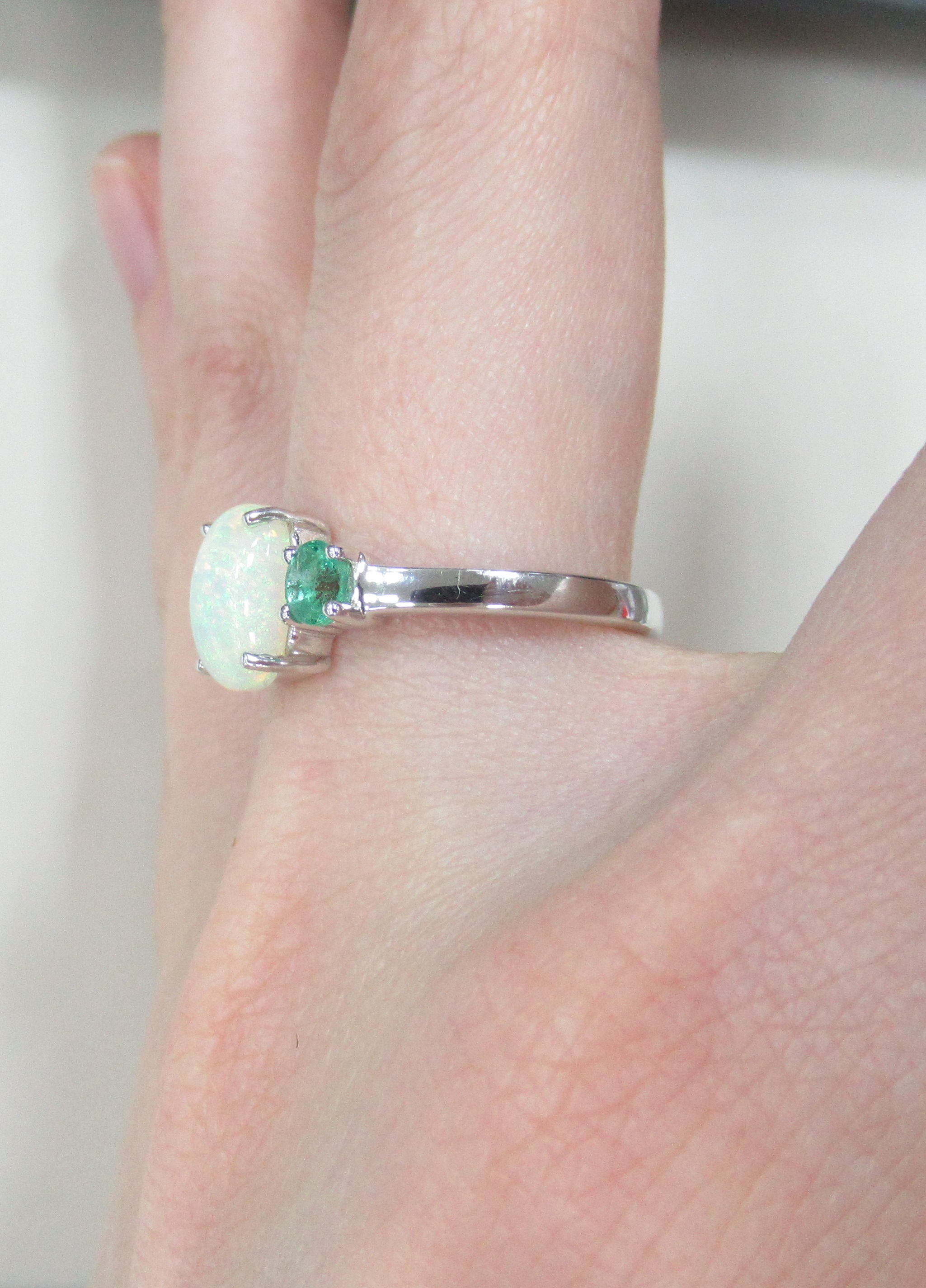 Серебряное кольцо с опалом и изумрудами